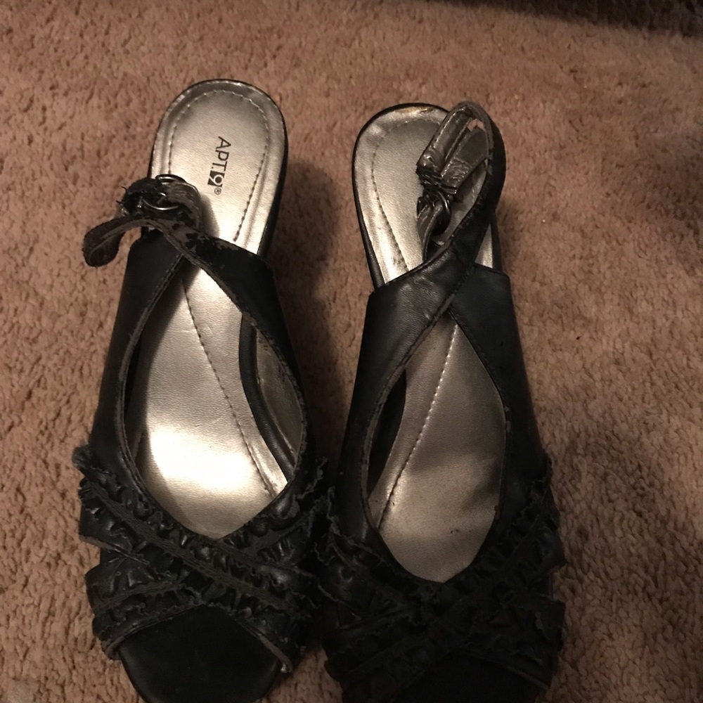 Black wedges